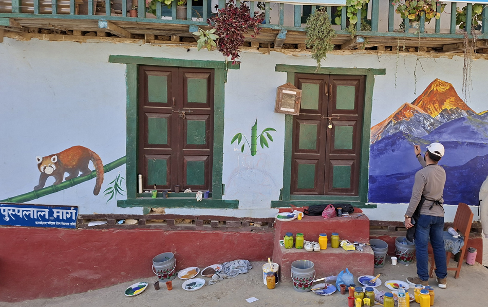 सौन्दर्यकरणका लागि दिक्तेल बजारमा चित्र बनाउँदै ललितकलाका विद्यार्थी
